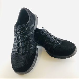 Skechers 8.5 Wide Fit Air Cooled Memory Foam Shoes